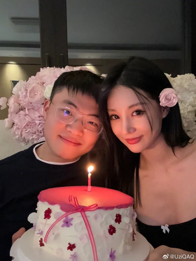 Uzi分享与妻子的合照：和婷婷七周年️️