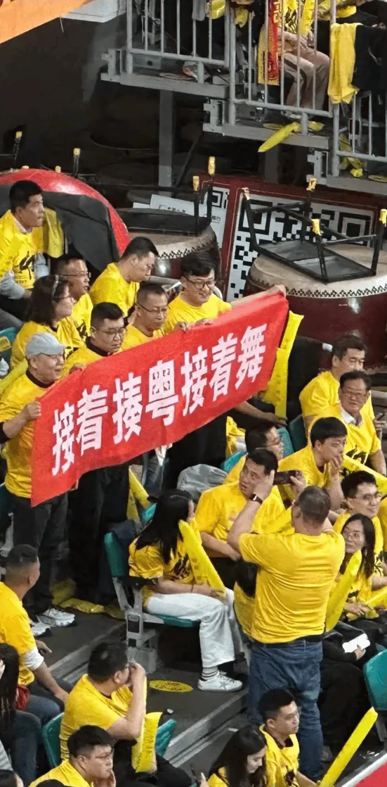 [流言板]山西队42分大胜广东，主场球迷举出标语：接着揍粤接着舞
