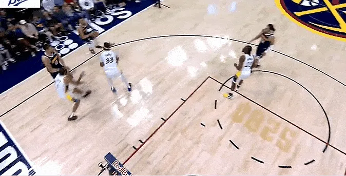 [流言板]约基奇抢下进攻篮板打进2+1，罚球时全场高呼MVP