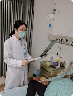 男子年会喝吐血，疯狂劝酒的同事该承担责任