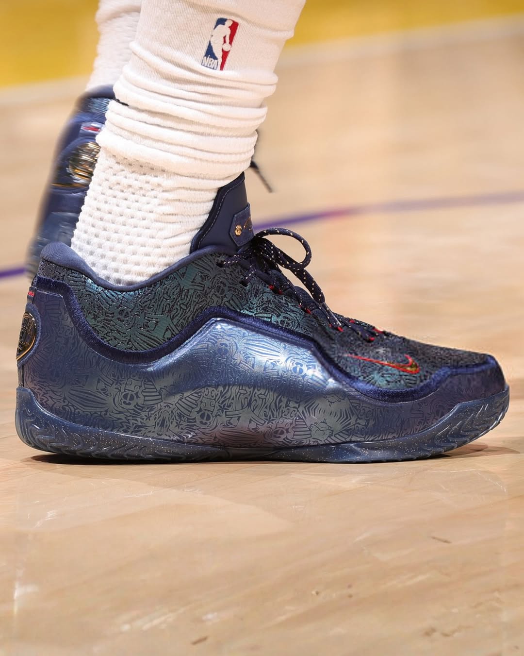 詹姆斯穿着救赎之战配色Lebron23，得到22分6篮板10助攻