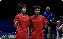 任何组合2-0战胜李芳至/李芳任，晋级泰羽公开赛男双八强