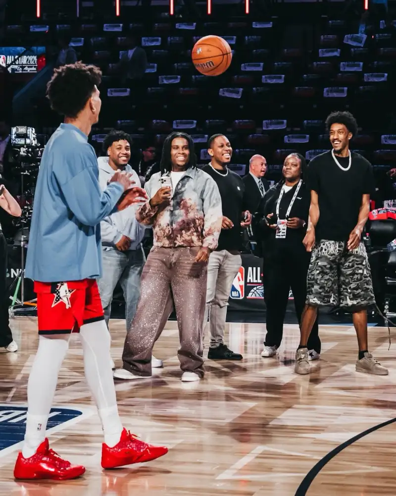 [流言板]跟傳奇交手！河村勇輝Ins曬和威斯布魯克的對位照與球迷分享