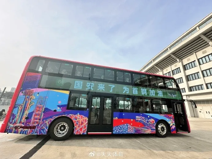 [流言板]足篮再次联动！国安队乘坐定制双层大巴应援首钢男篮
