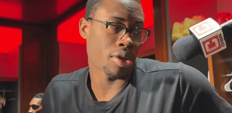 [流言板]勇記分享昨日更衣室：隊醫面無表情，庫里等人在外靜靜等待