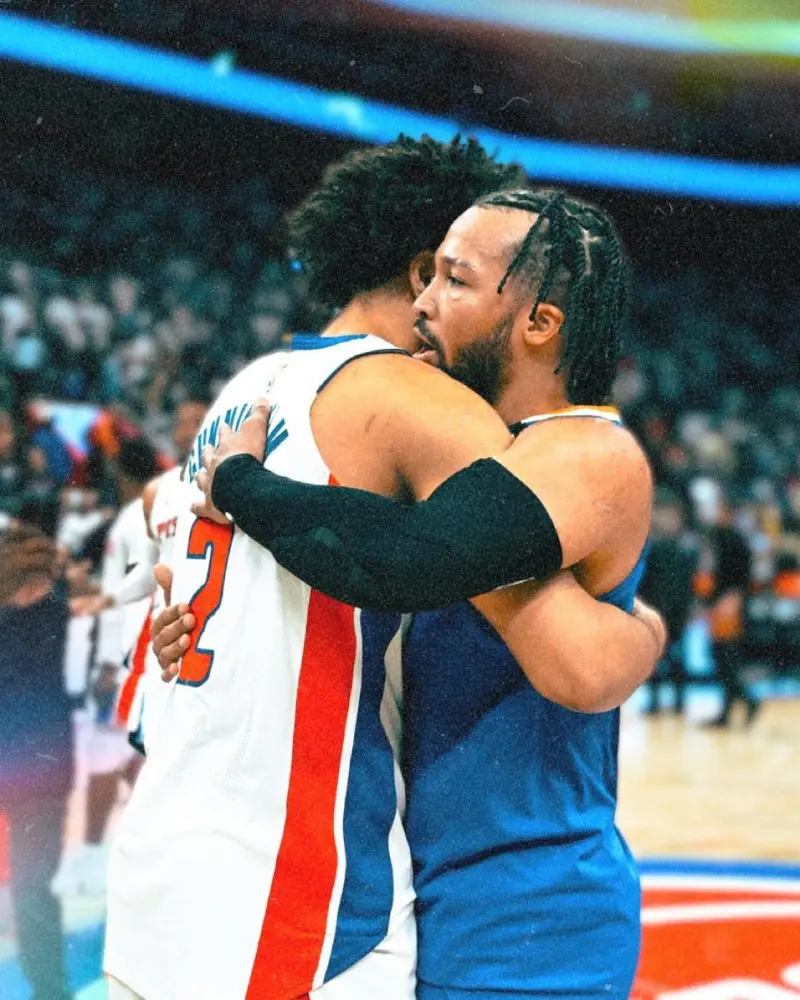 流言板]NBA官推晒布伦森坎宁安拥抱：两位超级球星之间的敬意