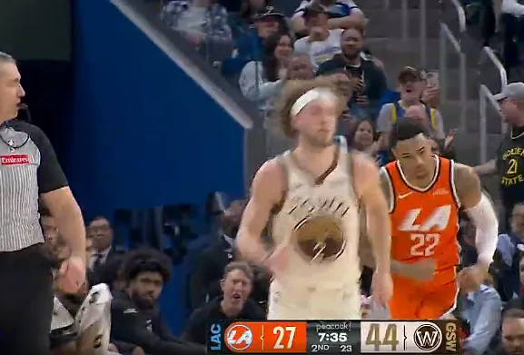 這個傻逼17獸，我看回放前三把瘋狂在直播間帶飄柔的節奏，開始問問題，說飄柔有沒有冠軍獎杯，然后說這就是個周決，然后到后兩把就心情不好了