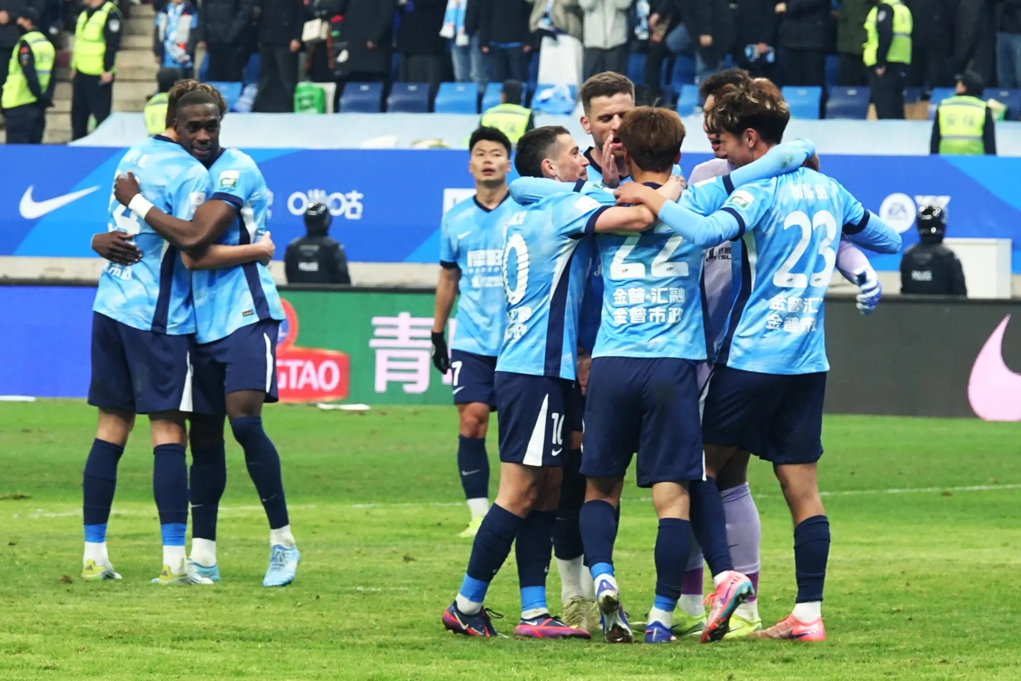 [流言板]勇記分享昨日更衣室：隊醫面無表情，庫里等人在外靜靜等待