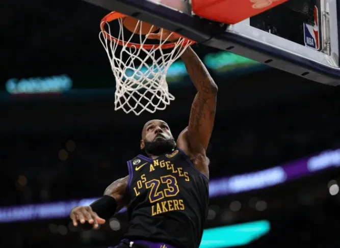 謝爾曼：我飛機座位和安芬尼·西蒙斯挨著 我們的關系非常緊密