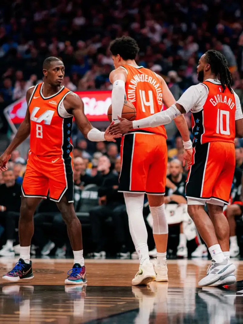 [流言板]LGD/WN第一局數據對比：小落狂鐵近乎包圍梓墨白起