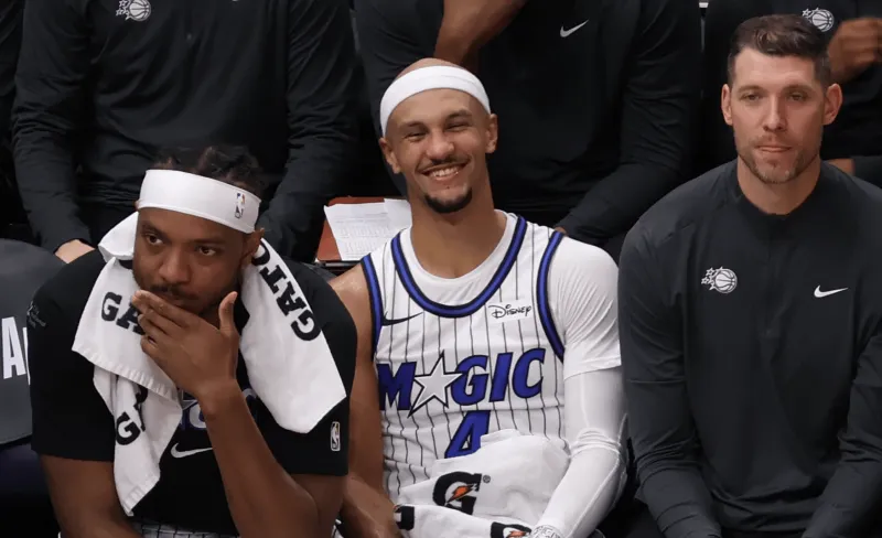 塞爾塔球員防守時(shí)疑似手球，裁判查看VAR后判皇馬推人在先