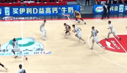 [流言板]庞峥麟最后时刻精彩运球连过山东多人，并造成对手犯规