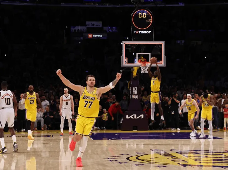 廣東高鐵晚點原因：龍卷風(fēng)將鐵路沿線一處彩鋼瓦棚頂連同鋼架梁一起吹至高鐵接觸網(wǎng)導(dǎo)致停電