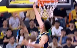王少杰追身大帽摩尔上篮，随后又左手勾手打进领先15分