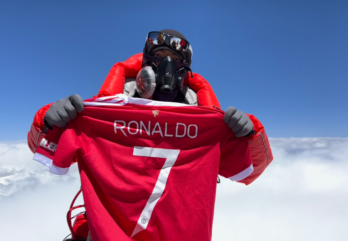 中国登山队成员在珠峰晒c罗球衣:来自世界之巅的祝福