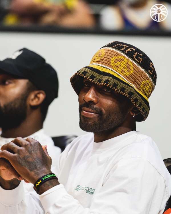 流言板熟悉场地洛杉矶火花队晒欧文观赛照欧文来到球馆内