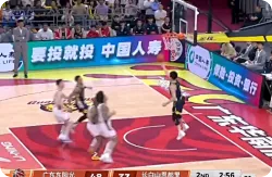 胡明轩反击面对空篮不上，妙传助飞奎因空接打进砍下17分