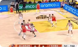 奎因篮下造成犯规两罚全中，广东客场开局9-0领先广厦