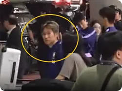 韩国球迷凌晨接机狂骂主教练洪明甫，给李刚仁看懵了