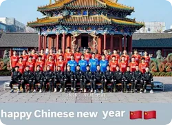 辽宁铁人外援邦本宜裕晒球队大合照拜年，配文附有中国国旗