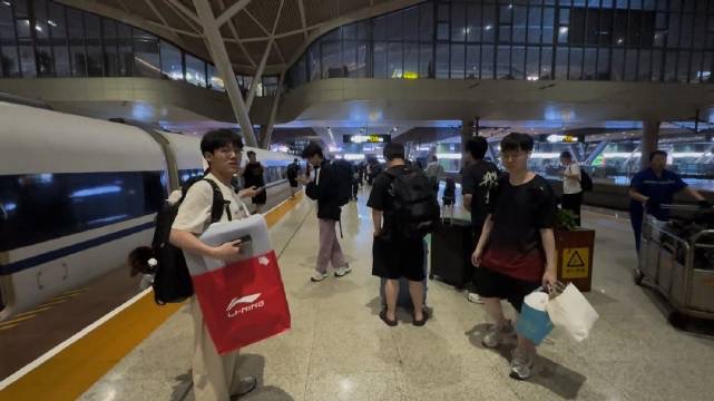 WE分享队员最新动态：到武汉啦，下车了给大家报个平安～